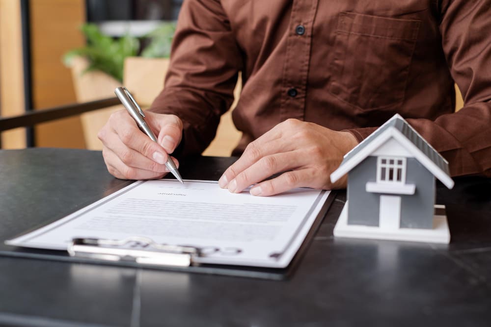 Tenant preparing written evidence of a landlord complaint in Nevada