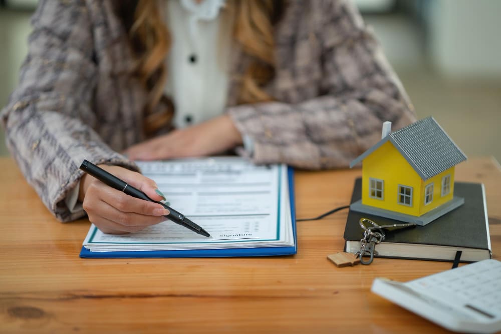 Tenant preparing a written notice to vacate a Nevada rental property