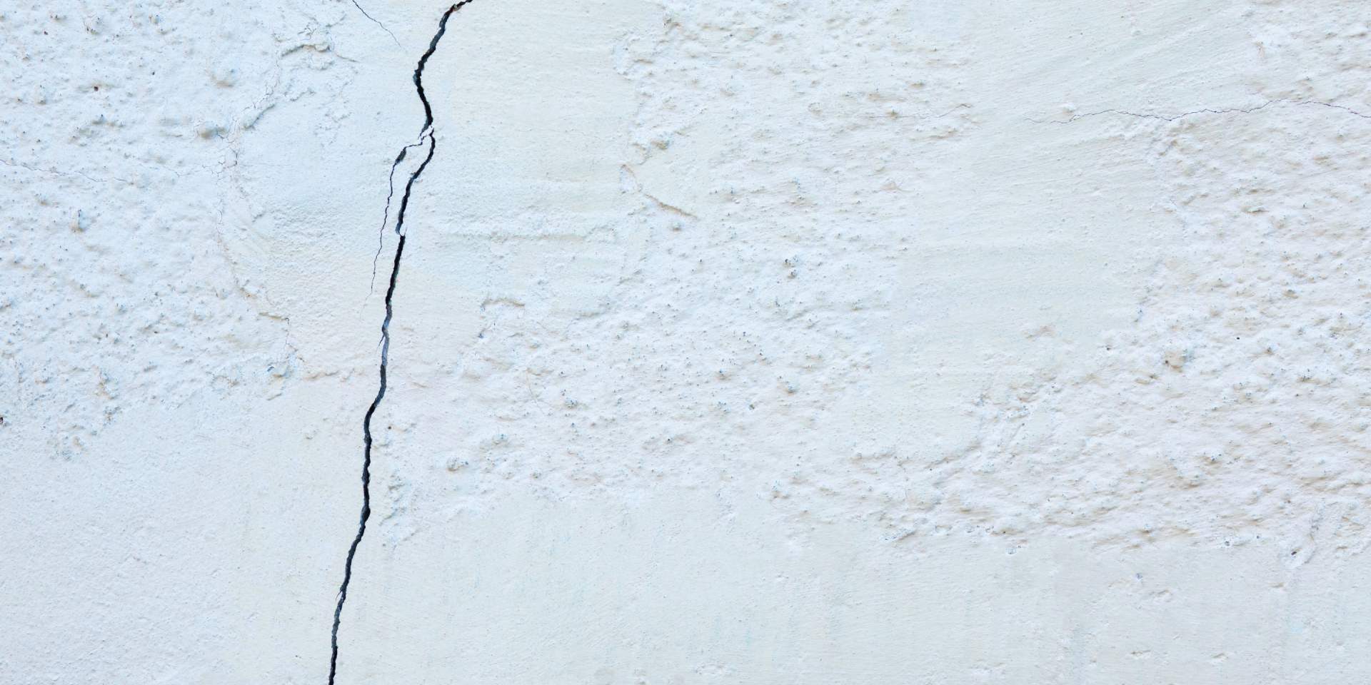 stucco-cracks-new-home-las-vegas Stucco cracks appearing on the exterior wall of a new home in Las Vegas